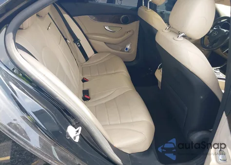 2017 Mercedes-Benz C 300 Luxury/Sport z USA, uszkodzony, nr VIN 55SWF4JB2HU210109